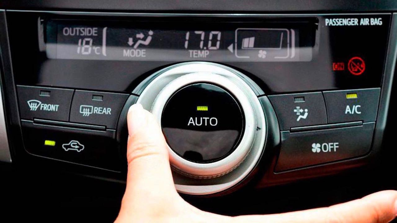 ¿Cómo consumir menos gasolina al encender el aire acondicionado del carro?
