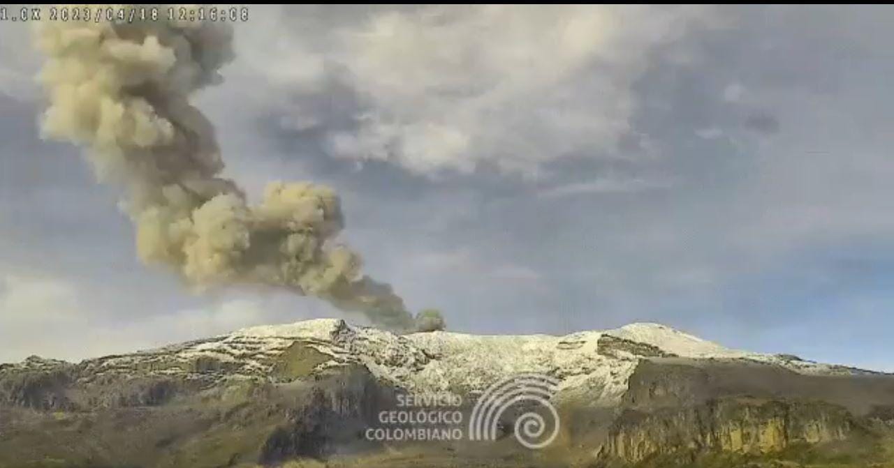Continúa emisión de ceniza en el volcán nevado del Ruiz