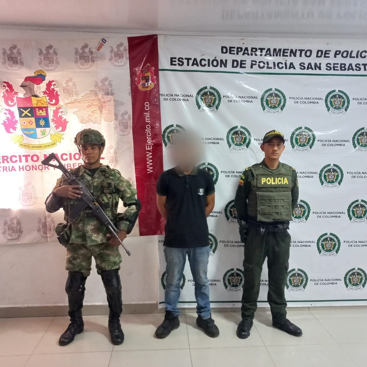Ejército logra la Captura de un sujeto en flagrancia con panfletos a nombre de las Autodefensas Gaitanistas de Colombia