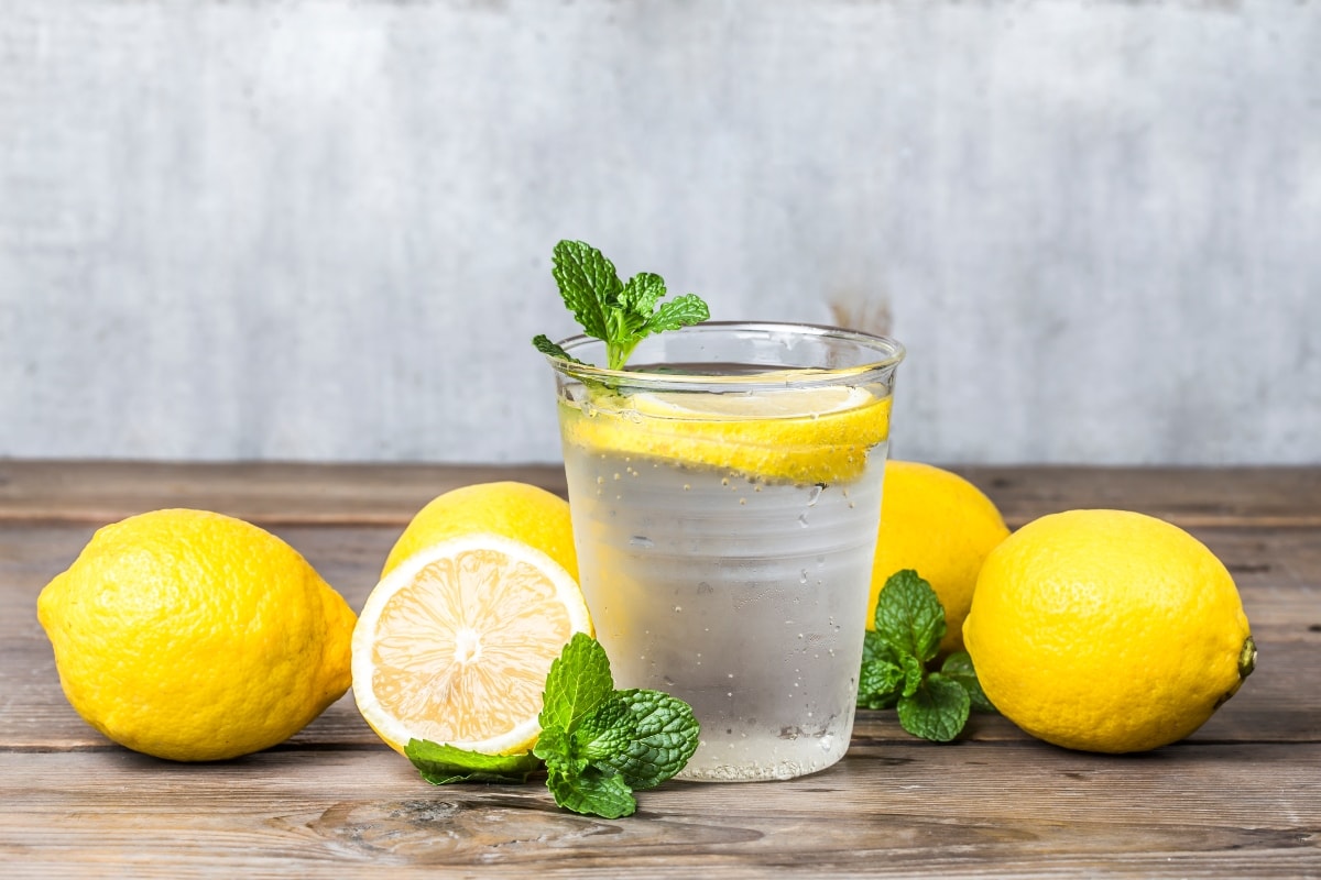 ¿Cómo tomar el agua de limón para bajar la fiebre y mejorar la circulación sanguínea?
