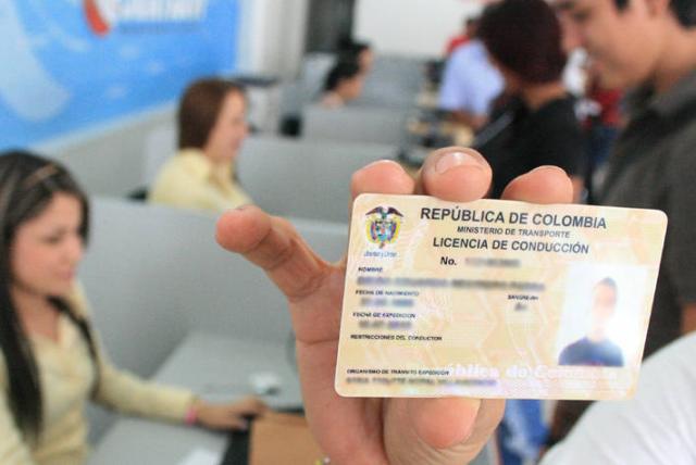 A qué edad se puede sacar la licencia de conducción en Colombia
