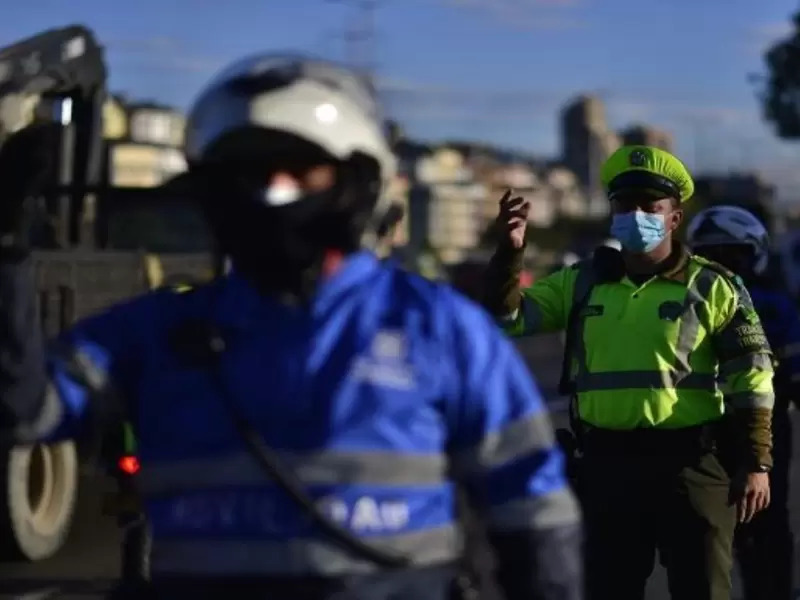 ¿Cuál es la diferencia entre la policía y los agentes de tránsito?