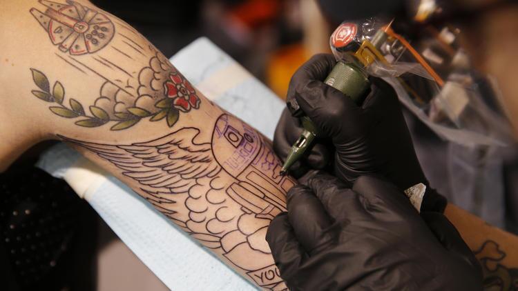 Los tatuajes en el trabajo, un tabú que está cambiando y trascendiendo las fronteras