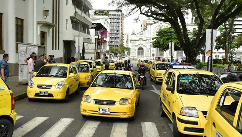 Carrera mínima en taxis subiría 300 pesos